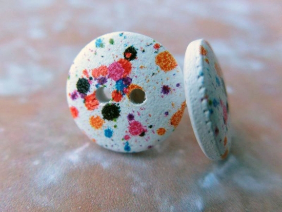 Preview: Holzknopf Ohrstecker Punkte Spritzer Kleckse